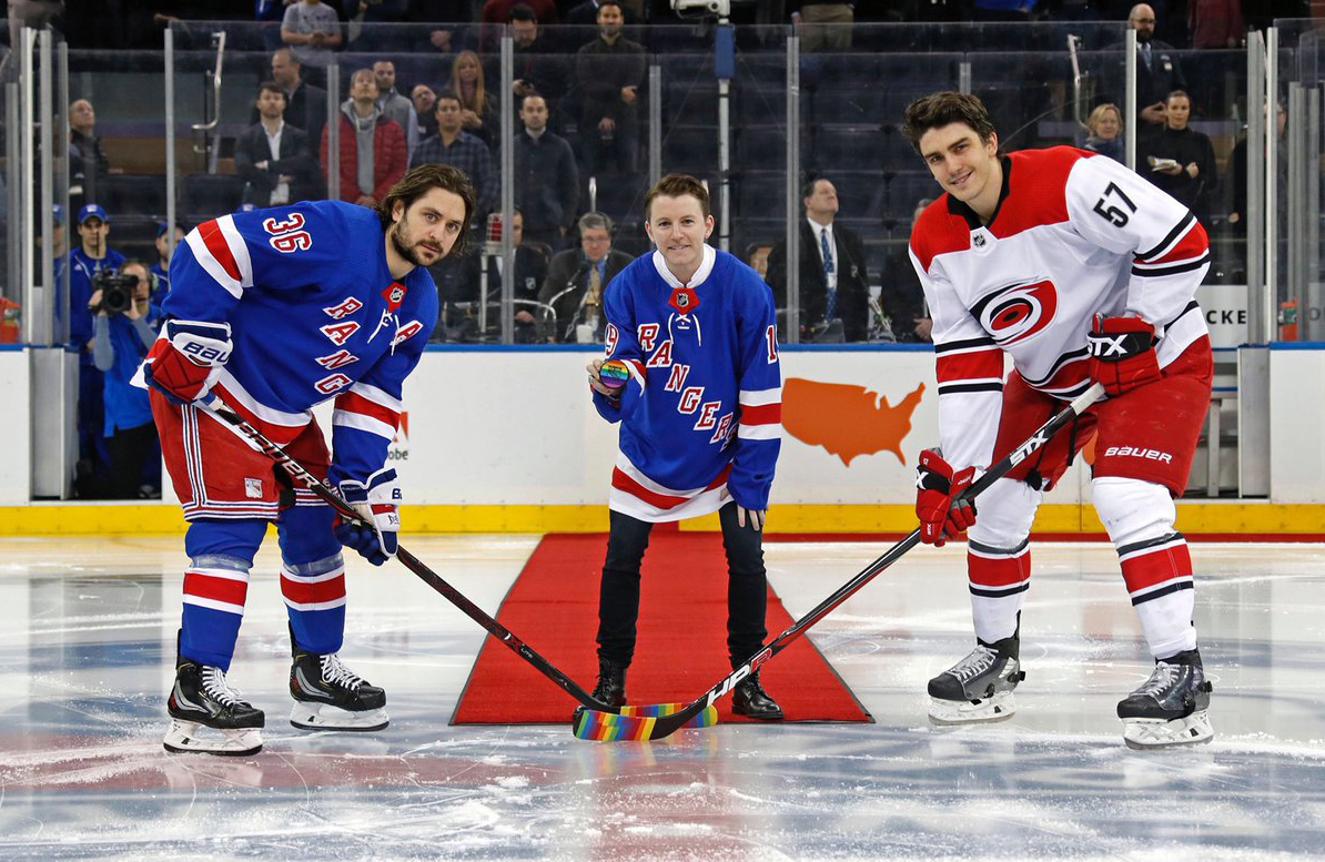 Primeiro jogador transgênero no hóquei profissional é homenageado na Noite  do Orgulho do NY Rangers – Hockey4Life